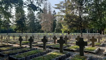 Monument funerar descoperit în mijlocul unui cartier, după ploile puternice. Cine a murit aici, de fapt