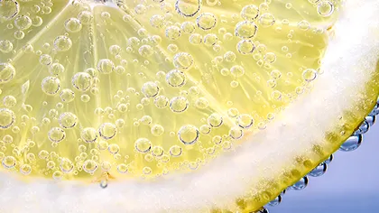 O femeie a pus bicarbonat de sodiu într-un pahar cu suc de lămâie. Ce s-a întâmplat în cel mai scurt timp