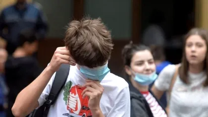 Soluția să nu primești amendă pe stradă că nu porți mască. Românul s-a născut inventiv, de data asta în defavoarea lui