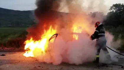 Accident tragic în Prahova. O tânără de 18 ani a ars de vie într-o mașină. Ce s-a întâmplat cu cei doi bărbați alături de care se afla