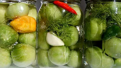 Secretul gogonelelor murate ca la țară. Ce pun gospodinele iscusite în borcan, de fapt