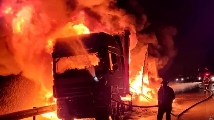 Ultima oră! Un camion plin cu paleți de plastic a ars mai mult de o oră pe Autostrada A1. Ce s-a întâmplat cu șoferul