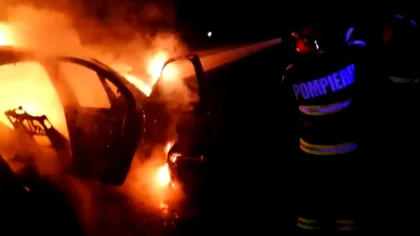 Autoturism în mișcare, cuprins de flăcări. Trei persoane se aflau în interior în momentul tragediei
