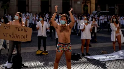 Proteste fără precedent în Spania. Medicii s-au dezbrăcat în văzul tuturor