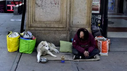 Bătrânul din Iași care locuiește într-o toaletă. E revoltător la ce chin e supus de soție