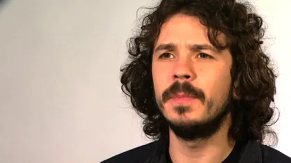 Cine e Costel Bojog - actorul bătut de interlopi a ajuns un zeu al stand-up-ului în România