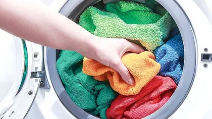 Cum se dezinfectează rufele corect, fără să le speli la 90 de grade