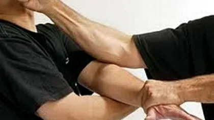 Încă un cântăreț luat la bătaie de interlopi. A depus deja plângere la poliție