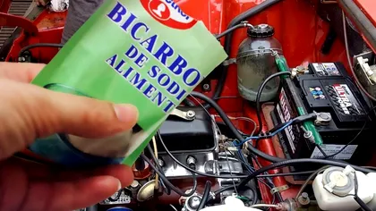 A turnat bicarbonat sub capota mașinii și a rămas uimit de efect. Ce s-a întâmplat cu bateria în câteva minute