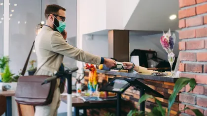 Este oficial. Anunț neașteptat pentru românii care se vor caza la hotel în perioada sărbătorilor de iarnă. Ce vor fi obligați să facă la intrare