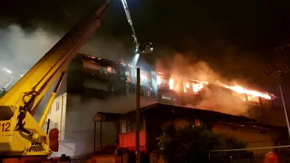 Ultima oră. Incendiu de proporții într-un bloc din Câmpina. O femeie a murit, iar alte zeci de persoane au fost evacuate de urgență
