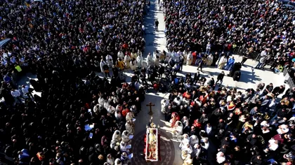 Mitropolitul din Balcani a murit de Covid-19. Gesturile șocante ale oamenilor de la priveghi