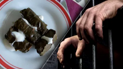 O bunică de 82 de ani îi ducea nepotului sarmale în închisoare. Din păcate, conținutul lor a băgat-o după gratii