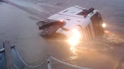 Autoritățile, în alertă! Un TIR plin cu marfă, răsturnat în răul Ialomița. În ce stare se află bărbatul