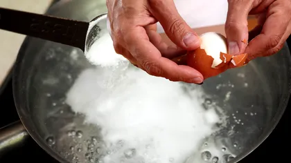 A pus bicarbonat în apa în care fierbea ouă. Ce efect uluitor s-a produs după punctul de fierbere