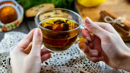 O femeie a băut ceai verde în fiecare dimineață, timp de o lună. Ce a observat apoi