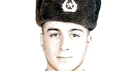 Cine este, de fapt, tânărul soldat din imagine. Acum are o avere de miliarde de euro, îl știe toată planeta