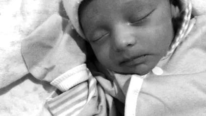 Crimă teribilă într-o locuință. Bebeluș de două luni, ucis cu sânge rece de propria mamă. Cum i-a mințit femeia pe polițiști