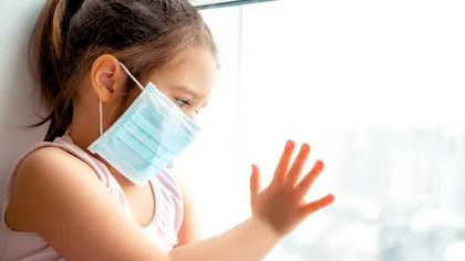 Avertisment de ultimă oră din partea specialiștilor. Milioane de copii, în pericol. Cum acționează, de fapt, noua tulpină de COVID-19