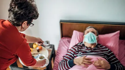 Specialiștii rup tăcerea. De ce unele persoane se infectează cu COVID-19, iar membrii familiei rămân sănătoși