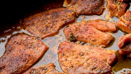 Secretul fripturii fragede și suculente. Greșeala pe care românii o fac, înainte să o bage la cuptor