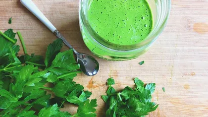 A băut 30 grame de suc de pătrunjel, zilnic, timp de 14 zile. Ce a observat a lăsat-o fără cuvinte