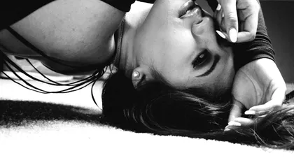 Cine e tânăra filmată pe ascuns care a ajuns vedetă pe site-urile pentru adulți din România