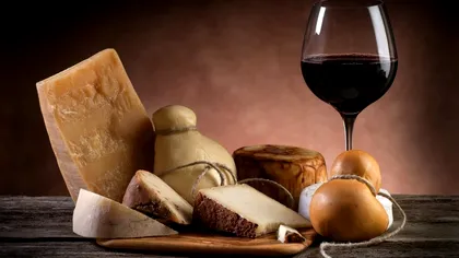 Ce se întâmplă dacă mănânci des brânză cu vin roșu. Cercetătorii sunt uimiți de rezultate