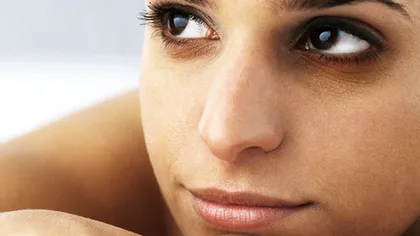 Și-a pus suc de roșii și lămâi pe ochi, timp de 10 minute. Transformare spectaculoasă după o lună