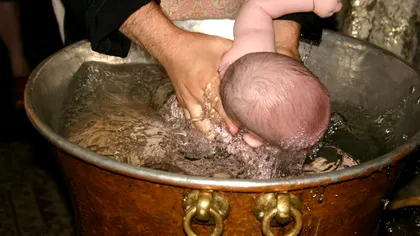 Ce se va întâmpla cu slujba botezului. Avocatul Poporului a intervenit, îndemn drastic pentru BOR