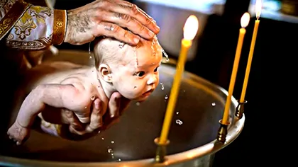 Cum se face corect scufundarea în momentul botezului. Detalii neștiute scoase la iveală de un preot-medic