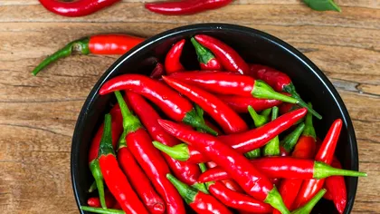 Cum se taie ardeiul iute corect, de fapt. Trucurile secrete care țin usturimea la distanță VIDEO