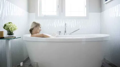 De ce să adaugi bicarbonat de sodiu în apa în care faci baie. Metoda simplă cu efecte uimitoare pentru corp