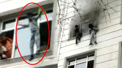 Clipe de coșmar într-un bloc. O mamă și-a aruncat cei patru copii de la etajul trei după ce locuința a fost cuprinsă de flăcări. VIDEO