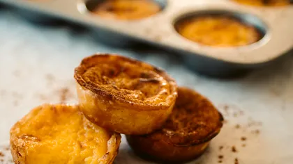 Tartă portugheză cu cremă de ouă. Desertul popular în toată lumea are un ingredient secret