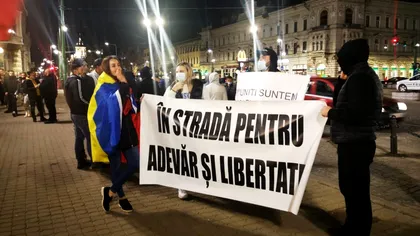 Protest inedit la Arad împotriva restricțiilor. Oamenii au mărșăluit cu un sicriu și o cruce