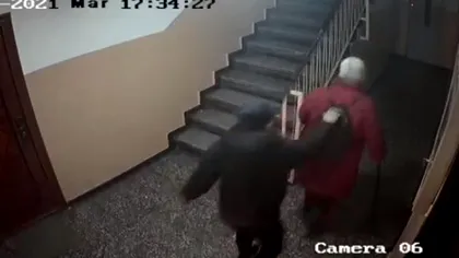 Pensionară din Capitală, atacată de doi hoți în scara blocului. Femeia a fost urmărită de pe stradă. VIDEO