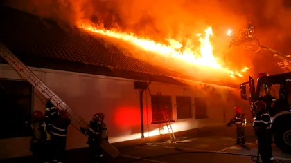 Ultima oră. Un incendiu de proporții a izbucnit la o școală din Vrancea. Zeci de elevi și profesori se aflau în clădire