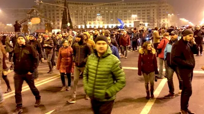 Noi proteste anti-restricții în Capitală și alte orașe. Un bărbat s-a luat la bătaie cu jandarmii în Piața Universității VIDEO