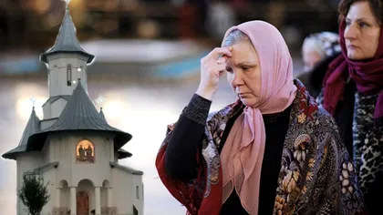 Care sunt, de fapt, motivele pentru care oamenii se închină când trec prin dreptul unei biserici