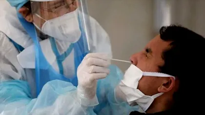 Testul rapid Antigen. Cum se face corect, de fapt: ”Oamenii tind să lase capul pe spate”