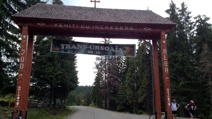 Unde să mergi dacă e aglomerat pe Transfăgărășan sau Transalpina. Sigur nu ai auzit de drumul fabulos Transursoaia. FOTO