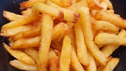 Secretul cartofilor prăjiți crocanți la exterior și moi la interior s-a aflat. Cum se prepară corect, de fapt