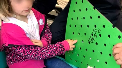 Pompierii, în alertă. Fetiță de cinci ani, transportată de urgență la spital după ce a rămas cu degetele blocate într-o bancă din parc