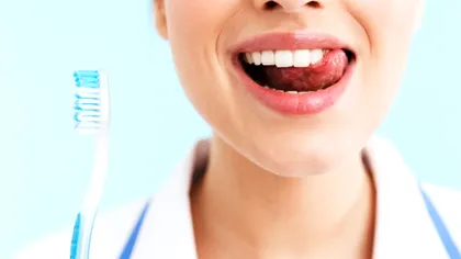 Ai pete galbene pe dinți? Ce greșeală majoră spun specialiștii că faci, de fapt