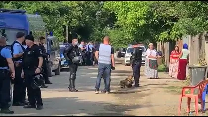 Reacție neașteptată a sătenilor din Bălteni după ce s-au trezit cu mascații în casele lor