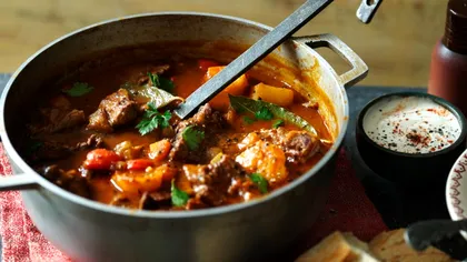 Rețetă de gulaș unguresc la ceaun. Ingredientul secret care nu trebuie să lipsească