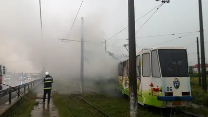 Un tramvai a luat foc în mers la Craiova, după ce a fost lovit de fulger VIDEO