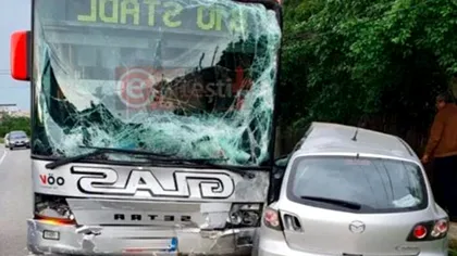 Accident înfiorător în Argeș după ce un autobuz cu pasageri a lovit două autoturisme parcate. Ce i s-a întâmplat șoferului înainte de impact