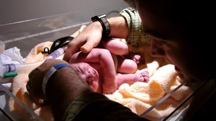 Accesul taților în sala de naștere, din nou permis după 15 luni de restricții. Ce condiții trebuie să îndeplinească